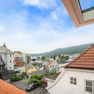 beautiful-townhouse-super-central-in-bergen-4-bedrooms-8-guests.hotelsinbergen.net/